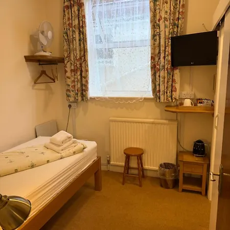 Oakwood Bed And Breakfast Heathrow-2